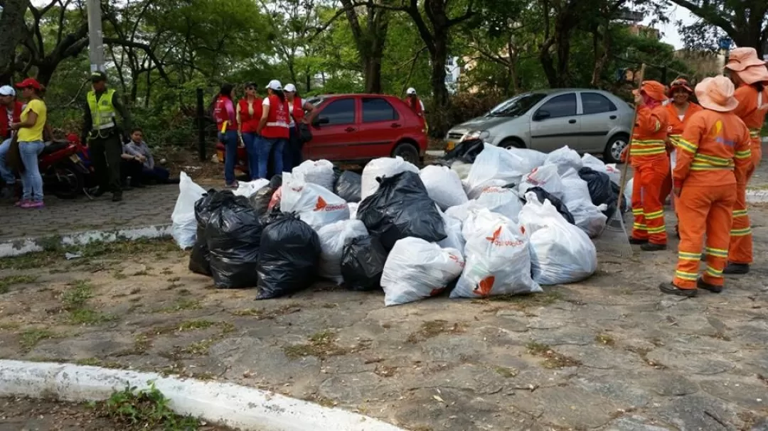 Decenas de bolsas de basura fueron el resultado de la recolección.